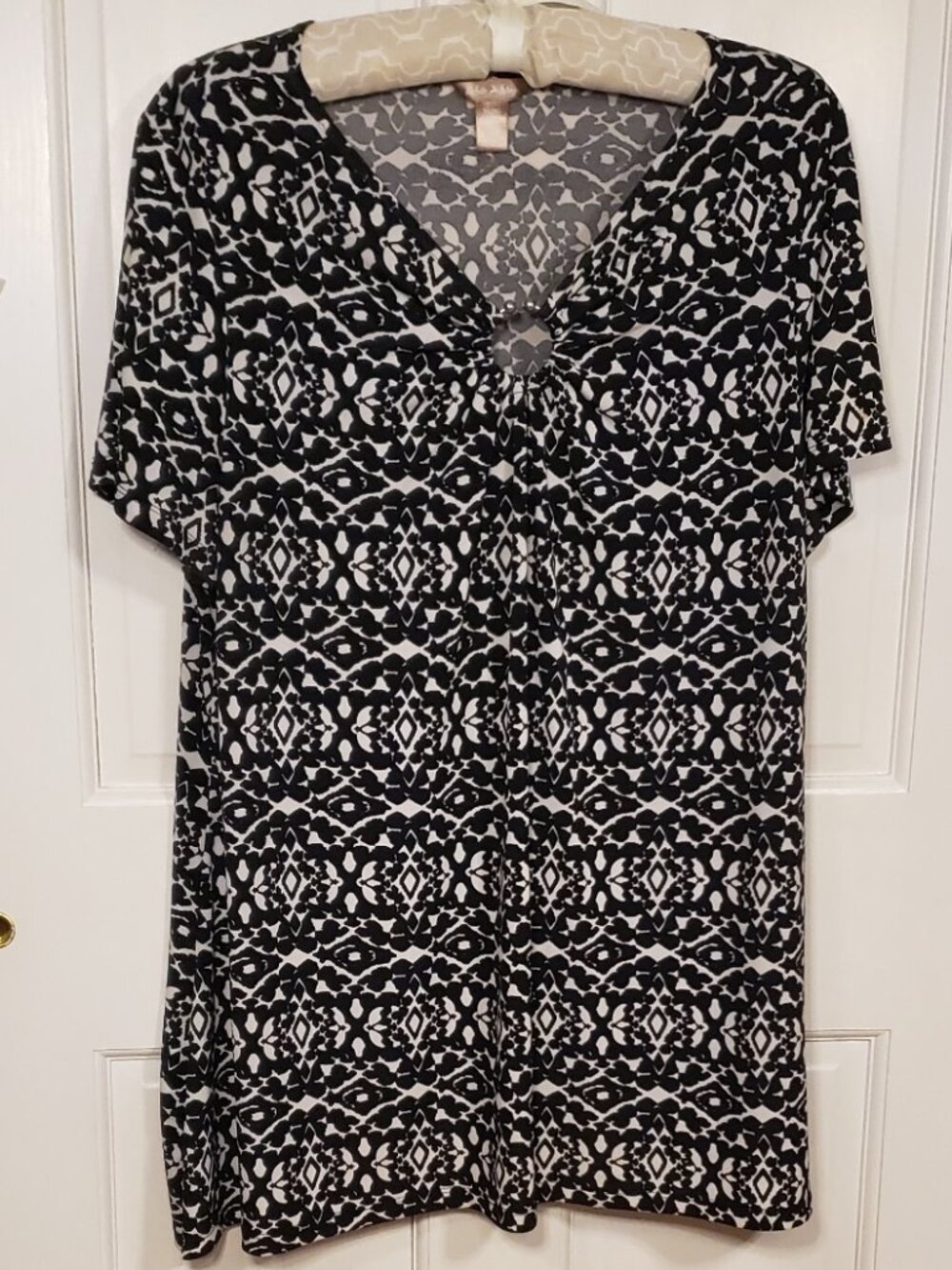 White Stag XL/XG 16–18 Black & White Geometric Print Top • Short Sleeve